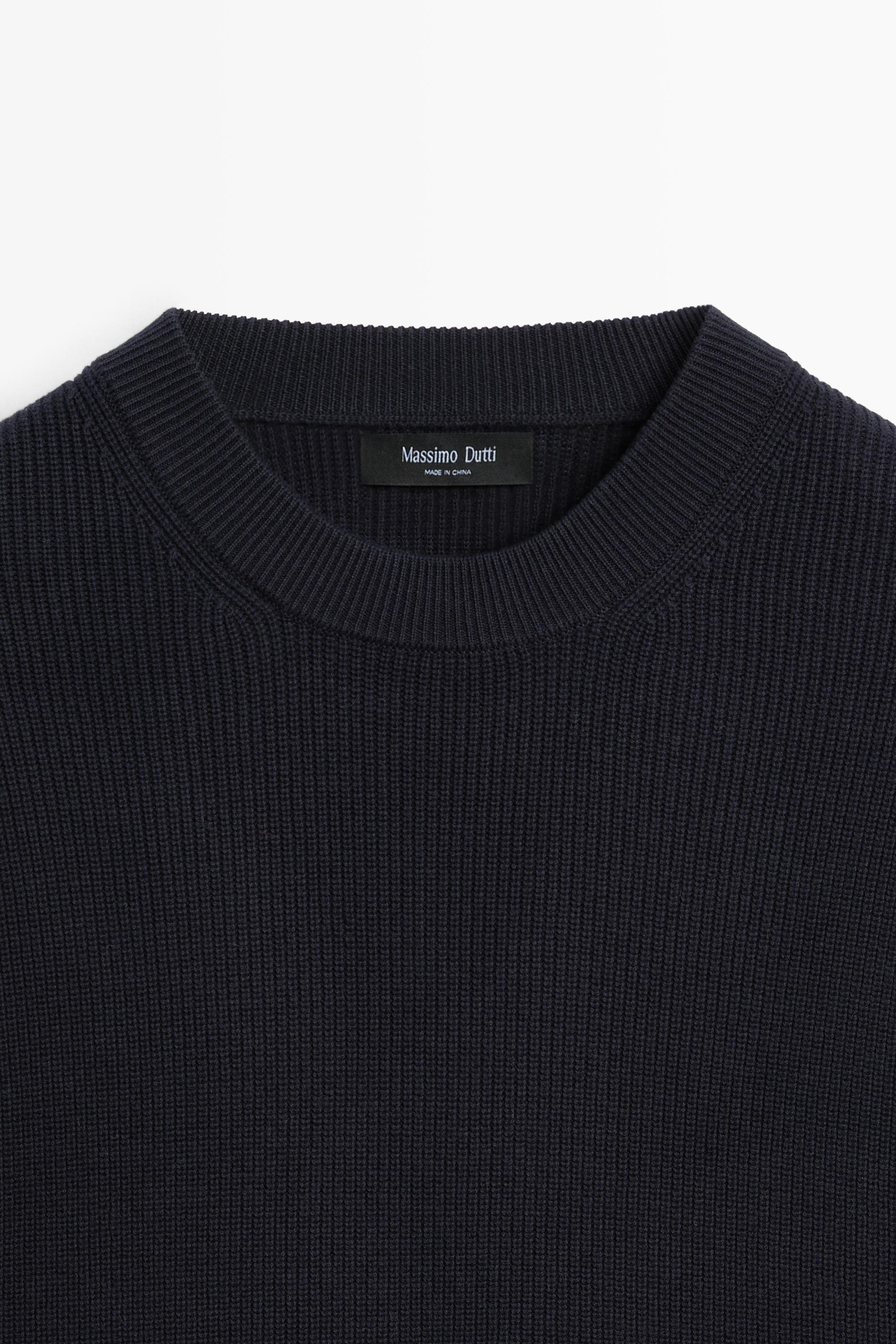 Round neck knit sweater